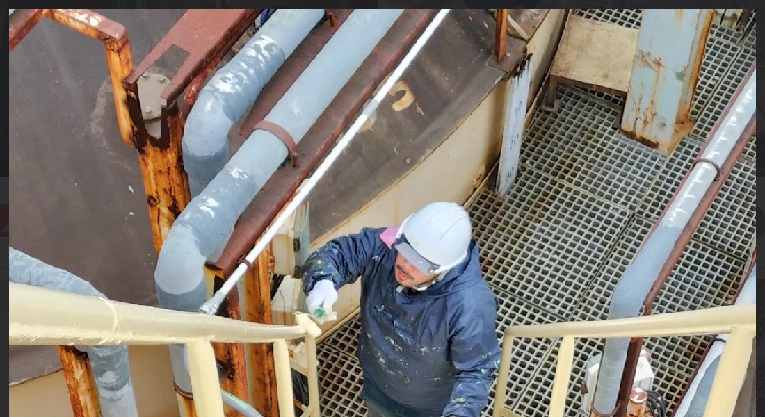 職人による階段まわりの塗装作業