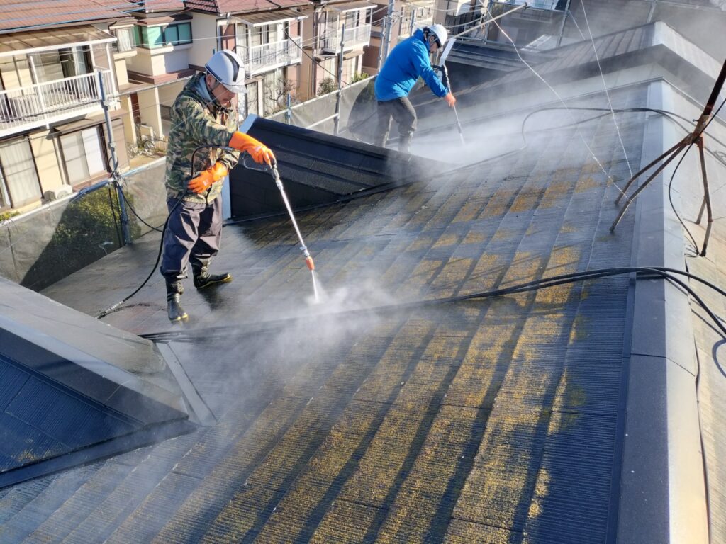 屋根の高圧洗浄作業
