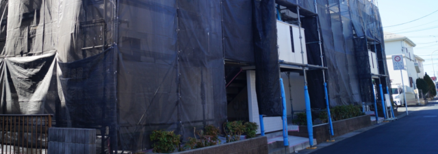 足場を組んだ施工現場